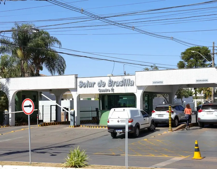 Bolsonaro deixa prisão domiciliar e vai a hospital para exames médicos