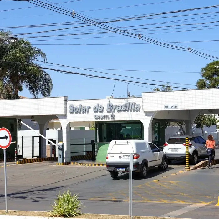 Bolsonaro deixa prisão domiciliar e vai a hospital para exames médicos