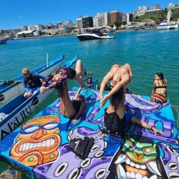 Praia de Salvador recebe experiência inédita de ioga e canoagem