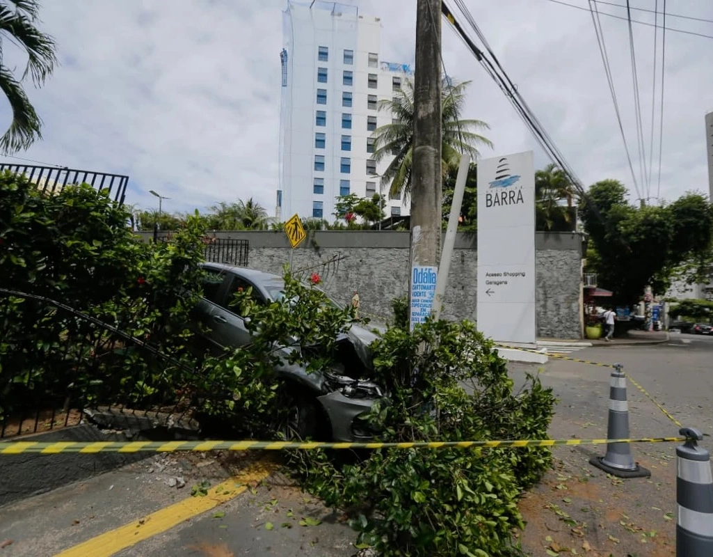 Idosa perde controle de carro e derruba portão no Shopping Barra