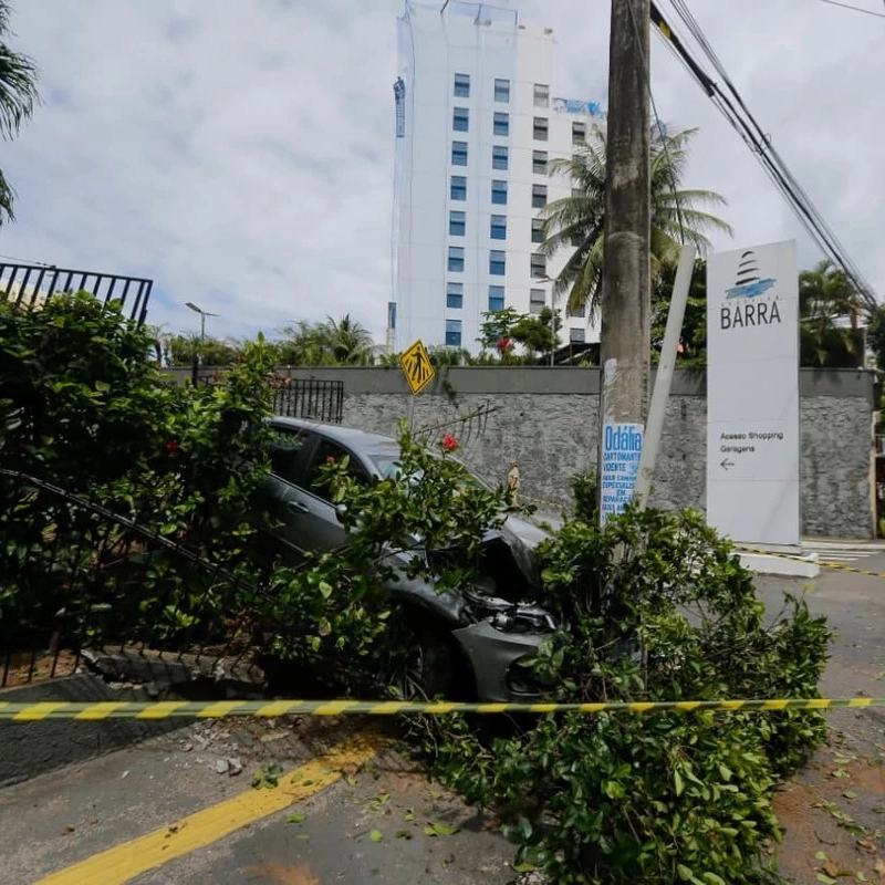 Idosa perde controle de carro e derruba portão no Shopping Barra