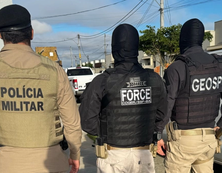 PMs são presos por sequestro de dupla em Campo Formoso; viatura foi usada no crime