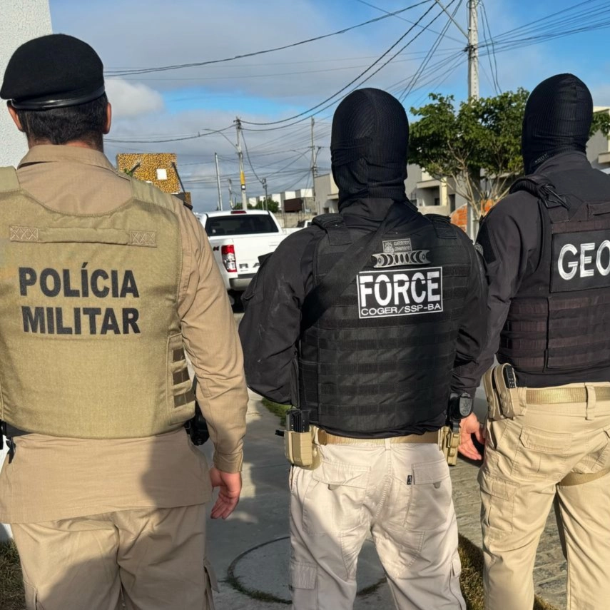 PMs são presos por sequestro de dupla em Campo Formoso; viatura foi usada no crime
