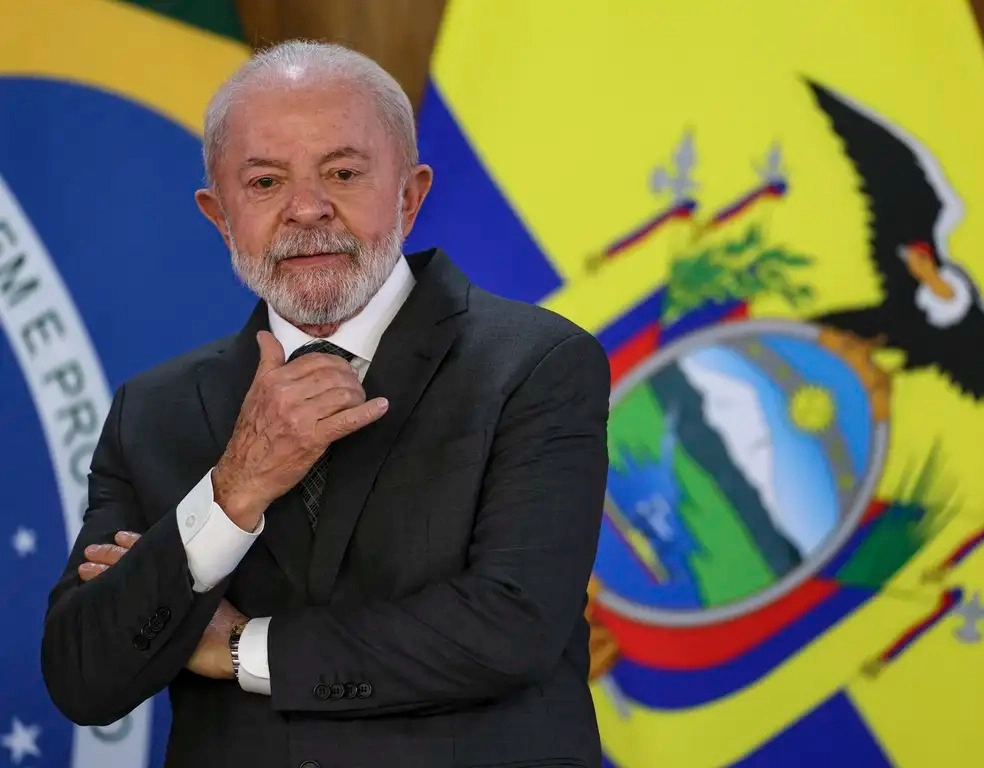 Lula mostra meia e alfineta Bolsonaro: ‘Tem gente que tem tornozeleira’