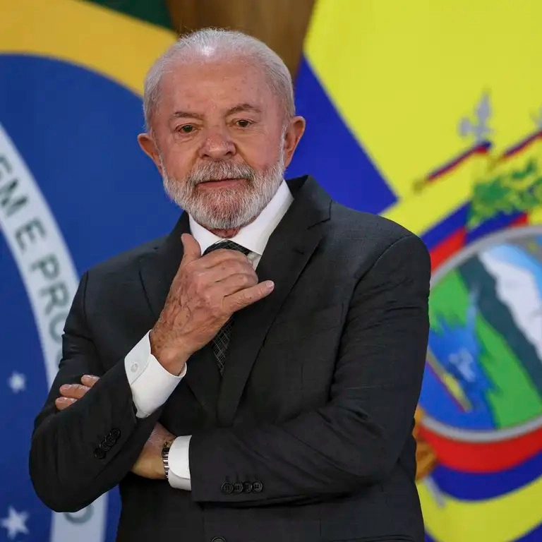Lula mostra meia e alfineta Bolsonaro: ‘Tem gente que tem tornozeleira’