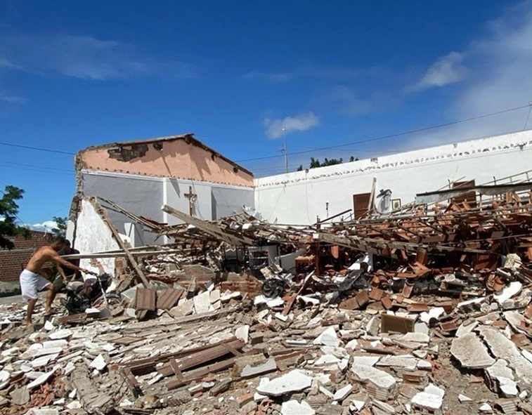 Igreja desaba em Conceição do Coité e parede com imagem de Cristo permanece intacta
