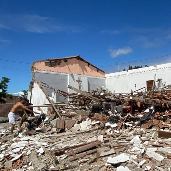 Igreja desaba em Conceição do Coité e parede com imagem de Cristo permanece intacta