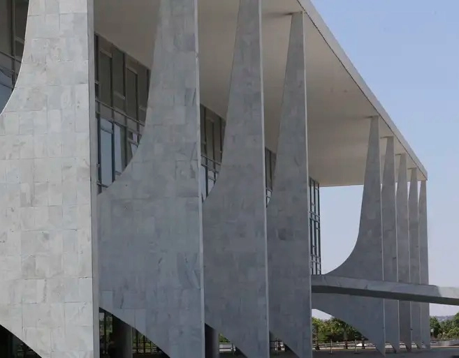 Governo federal adota novo slogan: “Do lado do povo brasileiro”