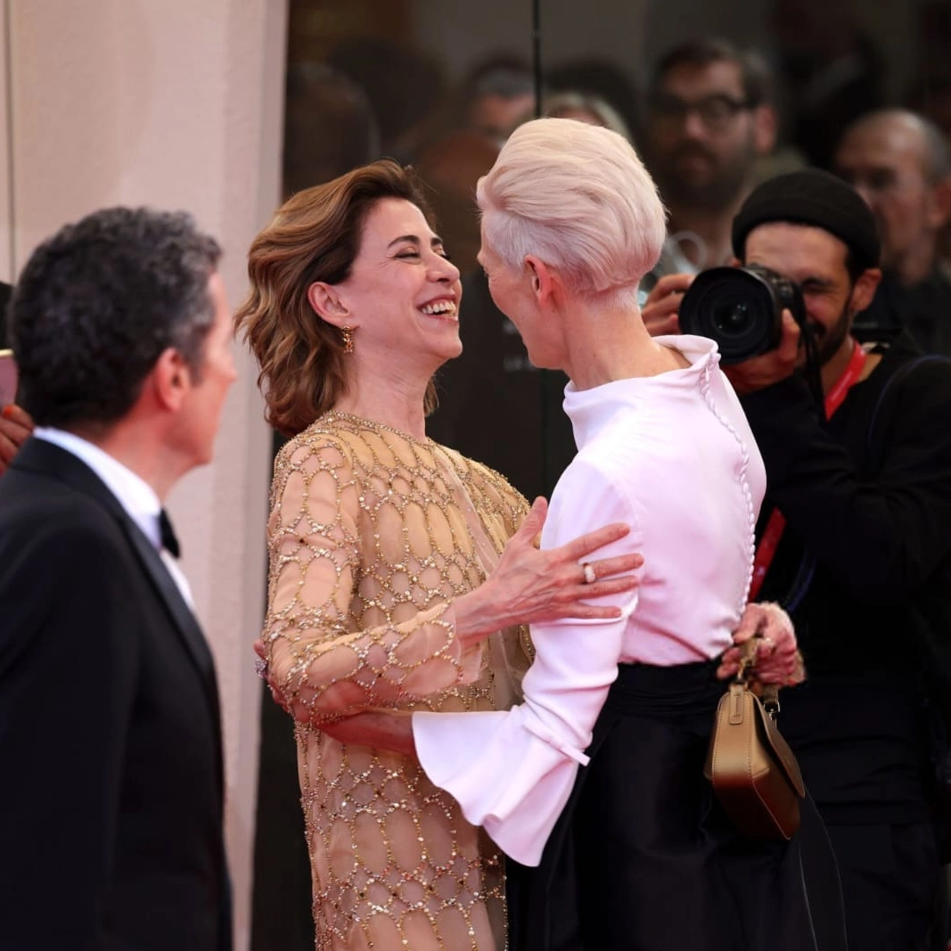 Fernanda Torres protagoniza momento com Tilda Swinton em Veneza