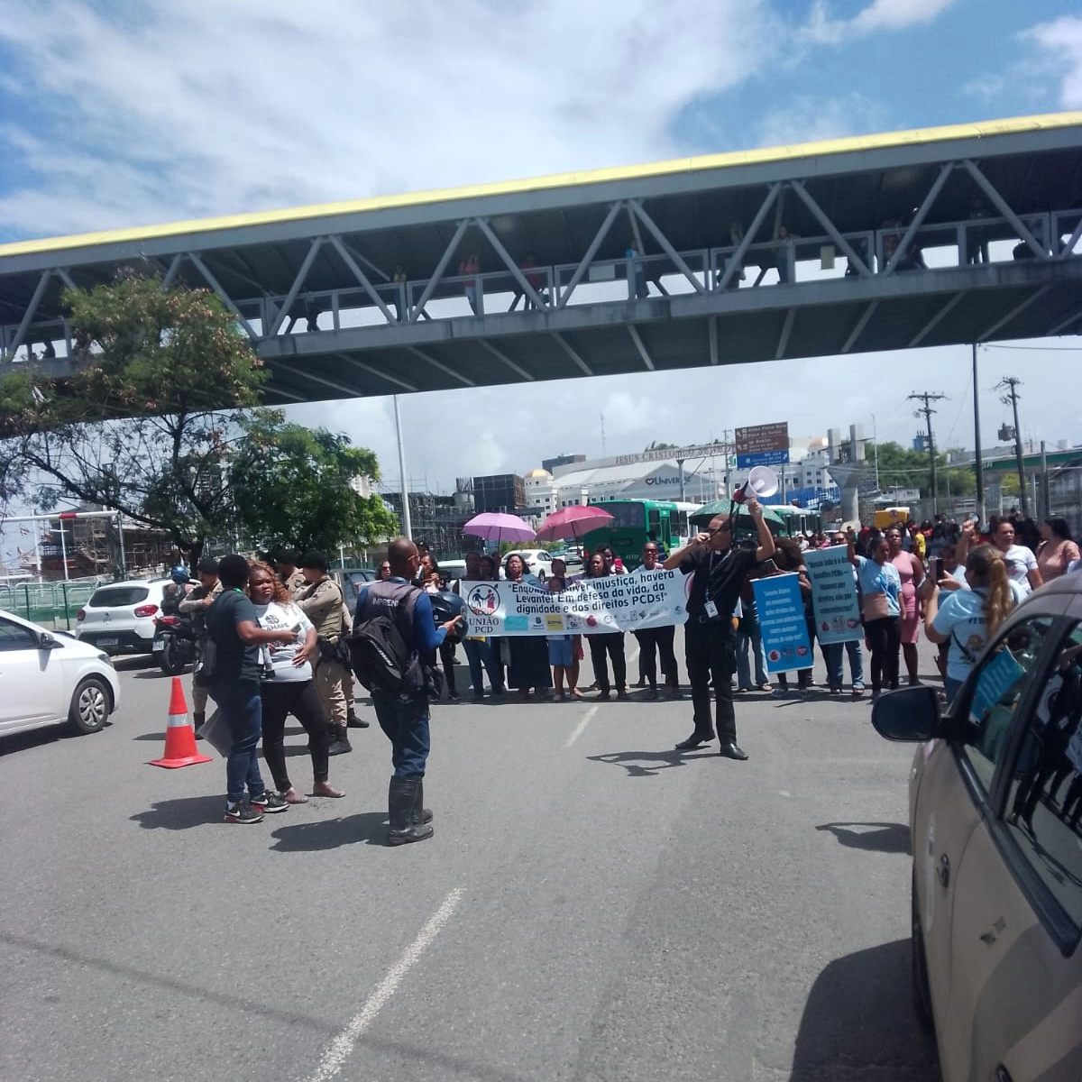 Protesto por direitos de PCDs e autistas bloqueia via em Salvador