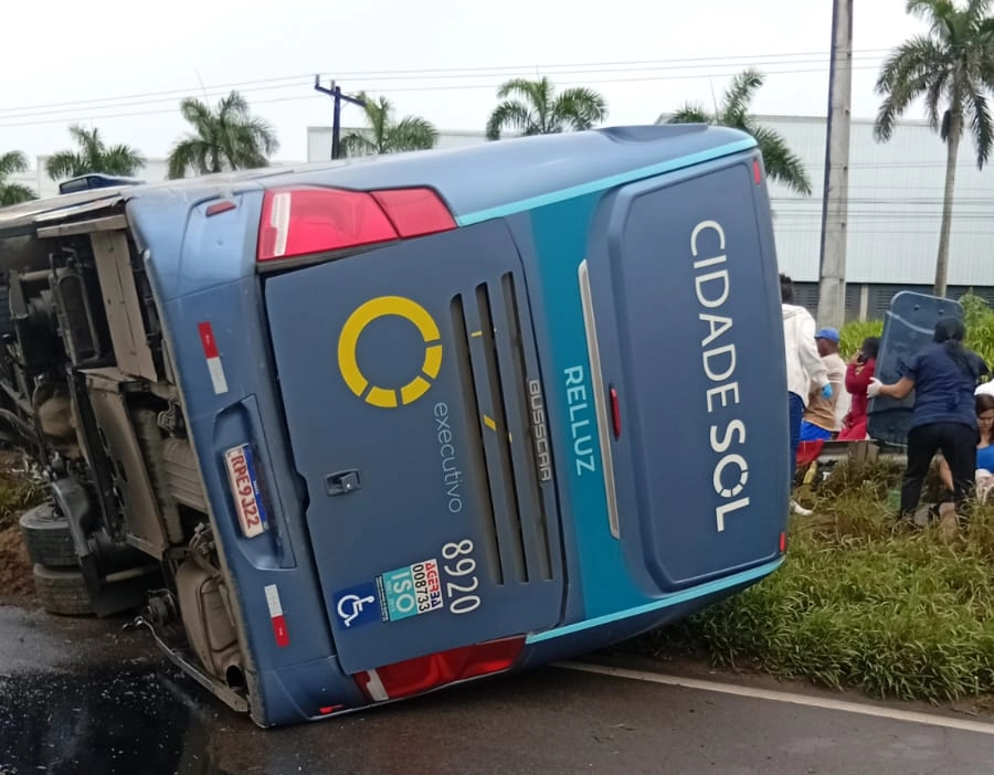 Ônibus tomba na BR-324 em Feira de Santana e deixa feridos; veja