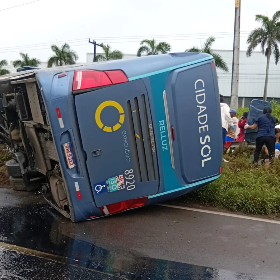 Ônibus tomba na BR-324 em Feira de Santana e deixa feridos; veja