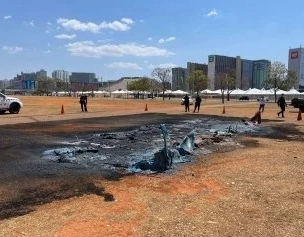 Banheiros químicos são incendiados durante julgamento, em Brasília