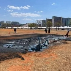 Banheiros químicos são incendiados em Brasília durante julgamento da trama golpista