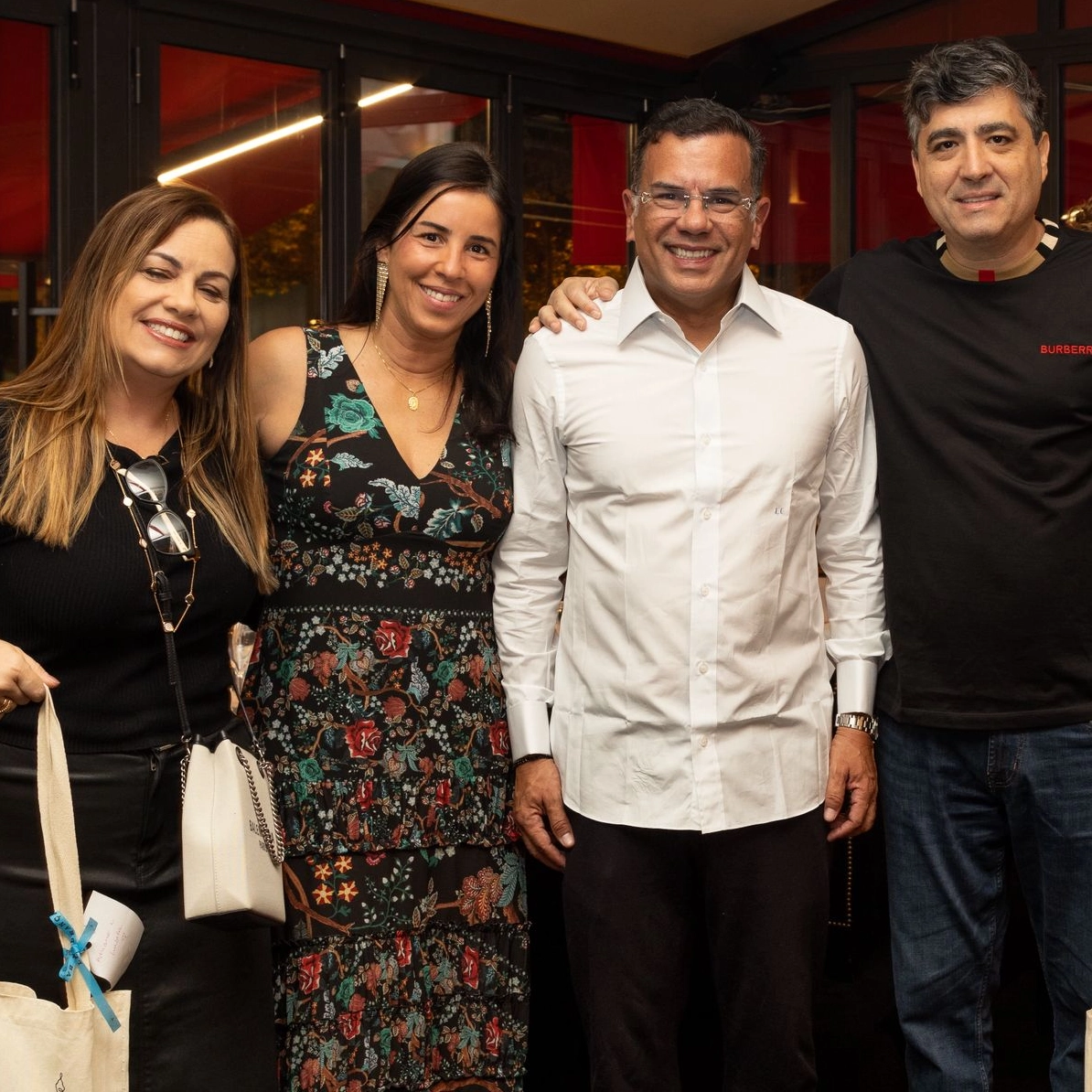 Advogado baiano celebra trajetória de sucesso em Paris