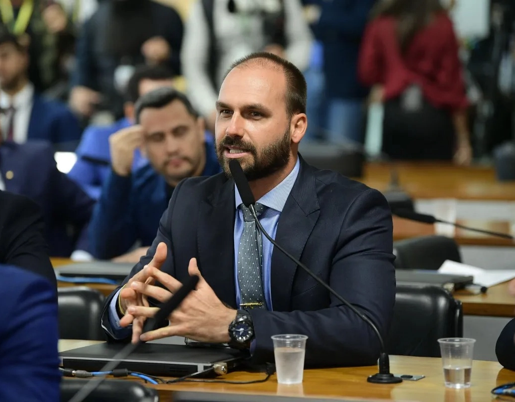 PGR denuncia Eduardo Bolsonaro e Paulo Figueiredo ao STF por coação