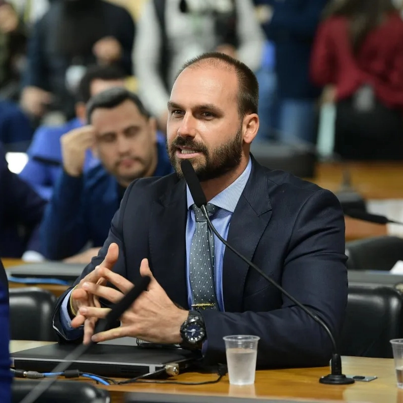 PGR denuncia Eduardo Bolsonaro e Paulo Figueiredo ao STF por coação