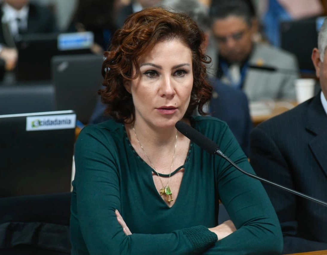 Moraes autoriza desbloqueio das redes sociais de Carla Zambelli