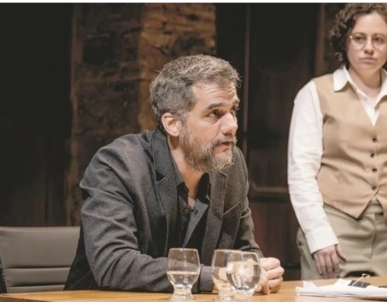 Espectadora interrompe peça de Wagner Moura em Salvador para reclamar do frio