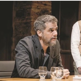 Espectadora interrompe peça de Wagner Moura em Salvador para reclamar do frio
