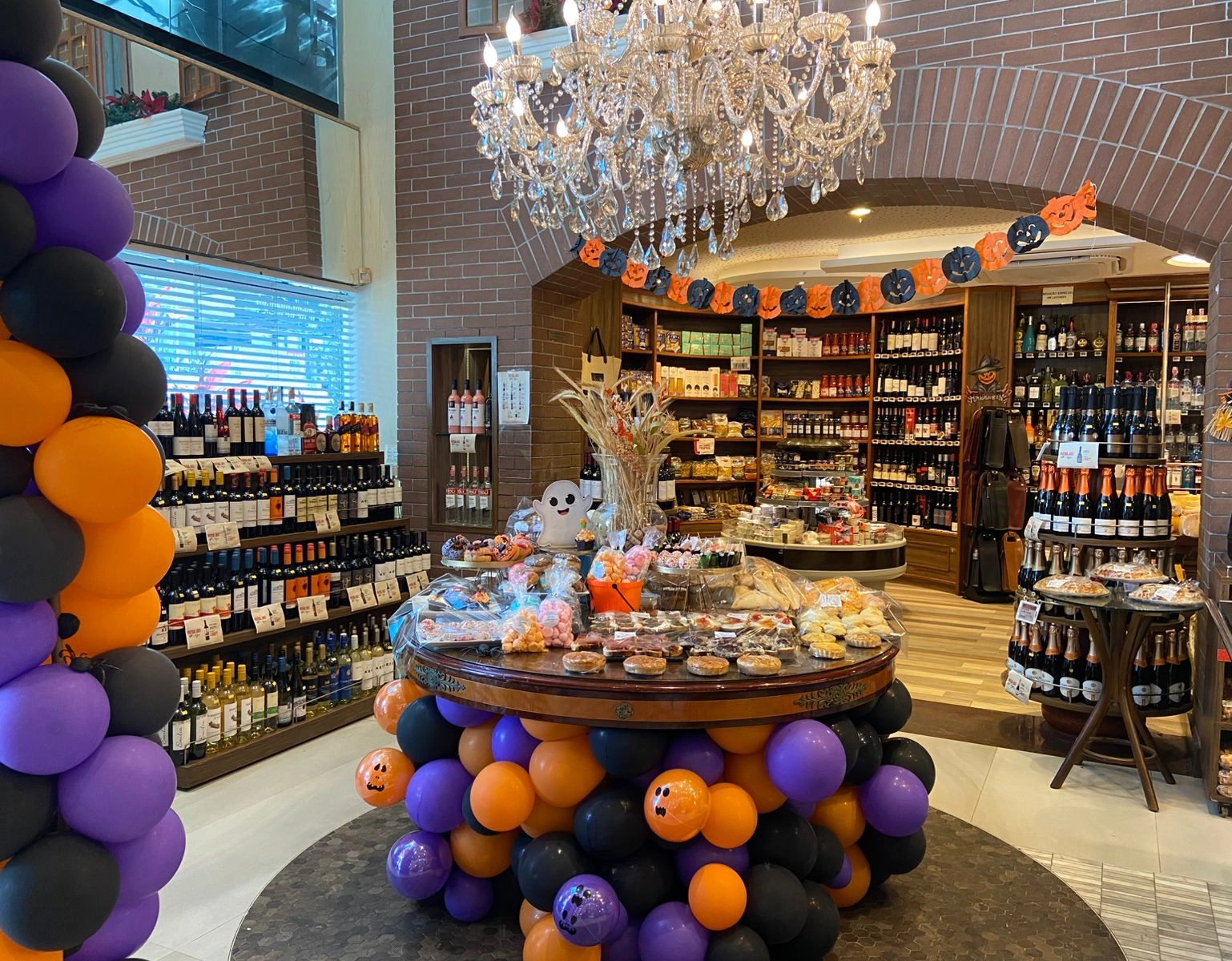 Almacen Pepe realiza Bailinho de Halloween gratuito no Shopping Barra neste sábado