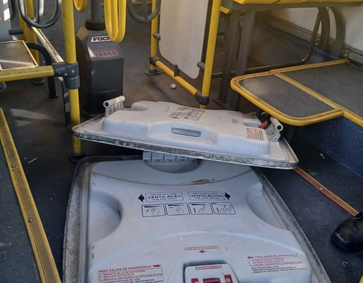 Ônibus é vandalizado na orla da Barra, em Salvador