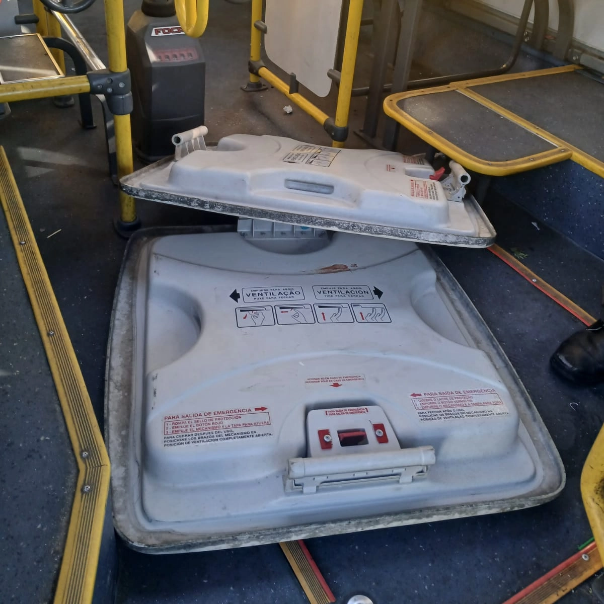 Ônibus é vandalizado na orla da Barra, em Salvador