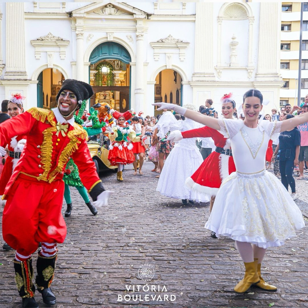 Shopping Vitória Boulevard dá início ao Natal com espetáculo de dança, luzes e chegada do Papai Noel