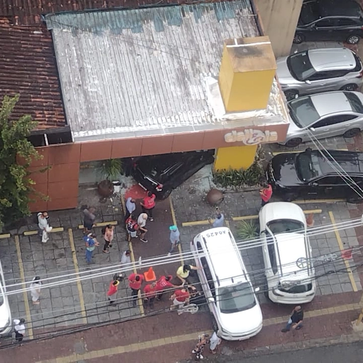 Carro invade padaria no bairro da Graça, em Salvador