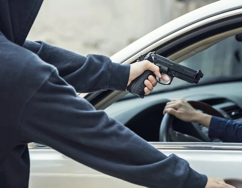 Mulher é assaltada à mão armada próxima a delegacia na Pituba