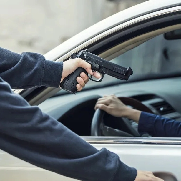 Mulher é assaltada à mão armada próxima a delegacia na Pituba