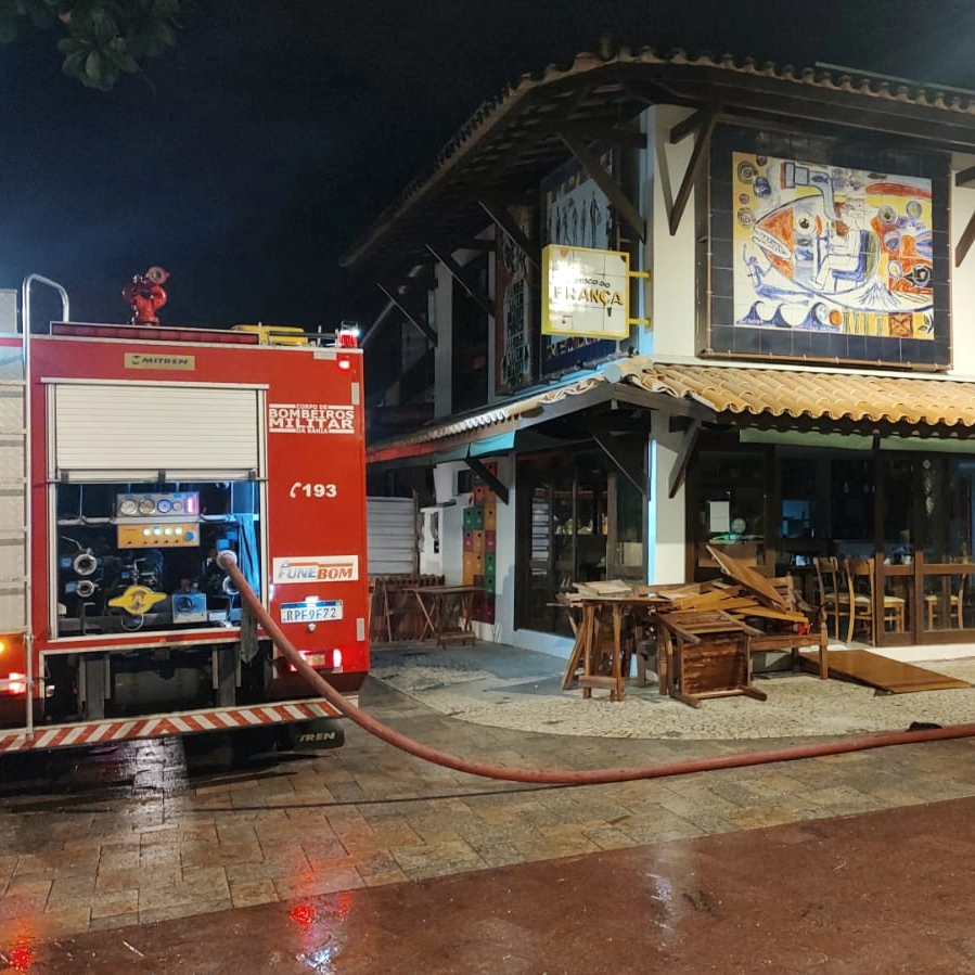 Praia do Forte: Incêndio deixa morto e três feridos