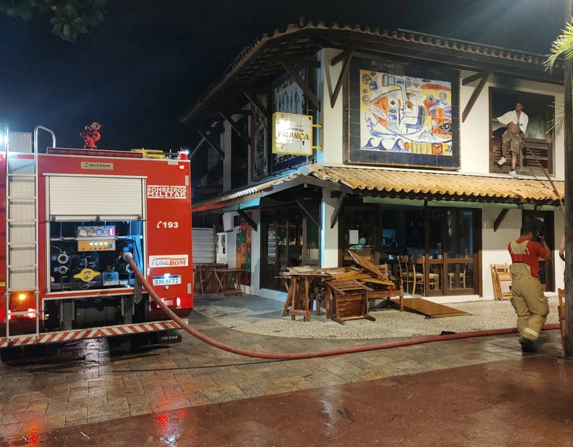 Praia do Forte: Incêndio deixa morto e três feridos