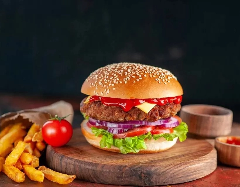 Redes de fast-food antecipam promoções de Black Friday no Brasil com hambúrguer grátis e descontos de até 50%