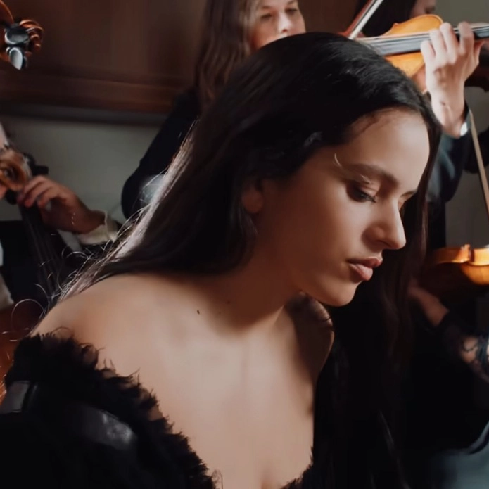 Rosalía anuncia audição de novo álbum em cartão postal no RJ