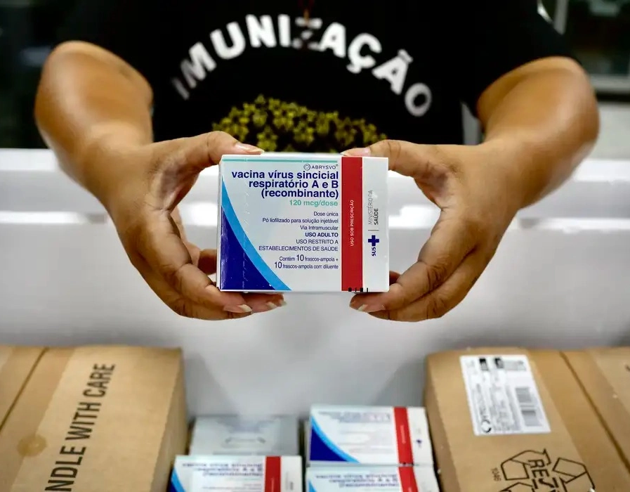 Ministério da Saúde inicia distribuição da vacina contra bronquiolite em gestantes