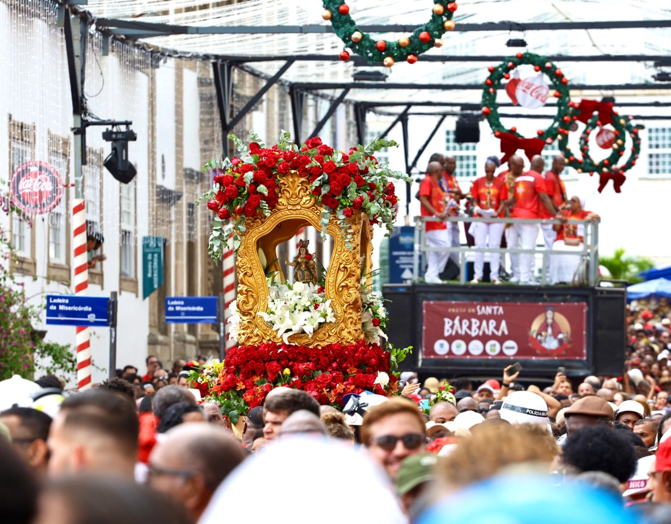 Festa de Santa Bárbara reúne multidão e abre calendário popular de Salvador