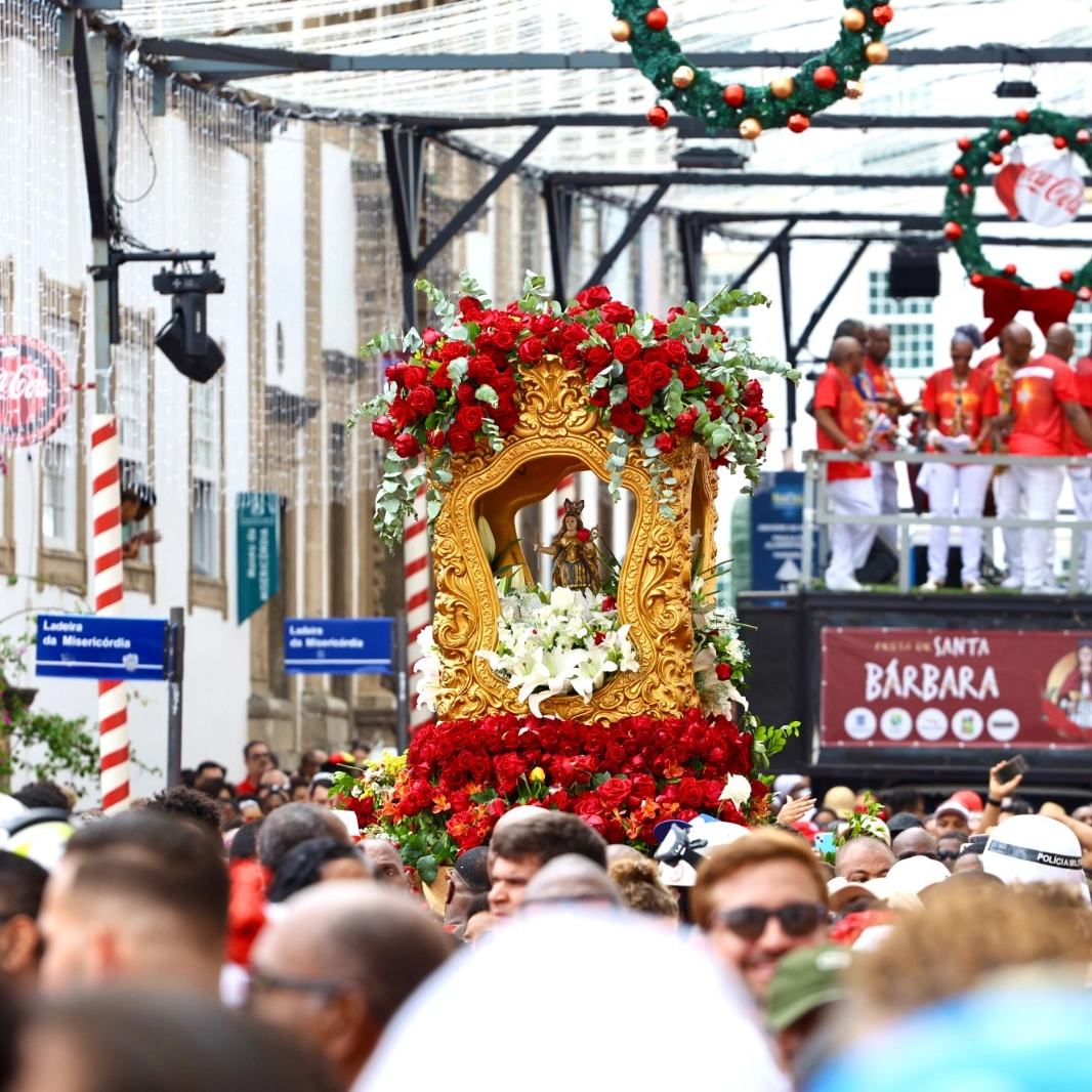 Festa de Santa Bárbara reúne multidão e abre calendário popular de Salvador