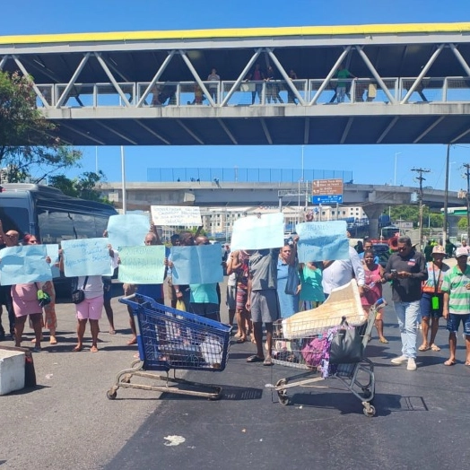 Ambulantes protestam na ACM após transferência da rodoviária de Salvador
