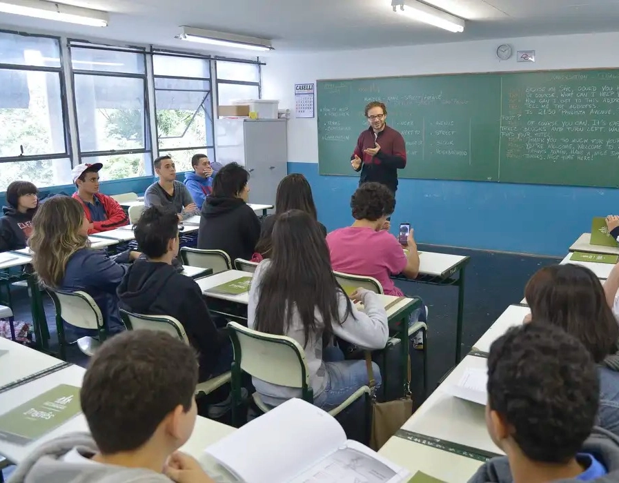 Lula assina MP que reajusta piso nacional dos professores em 5,4%