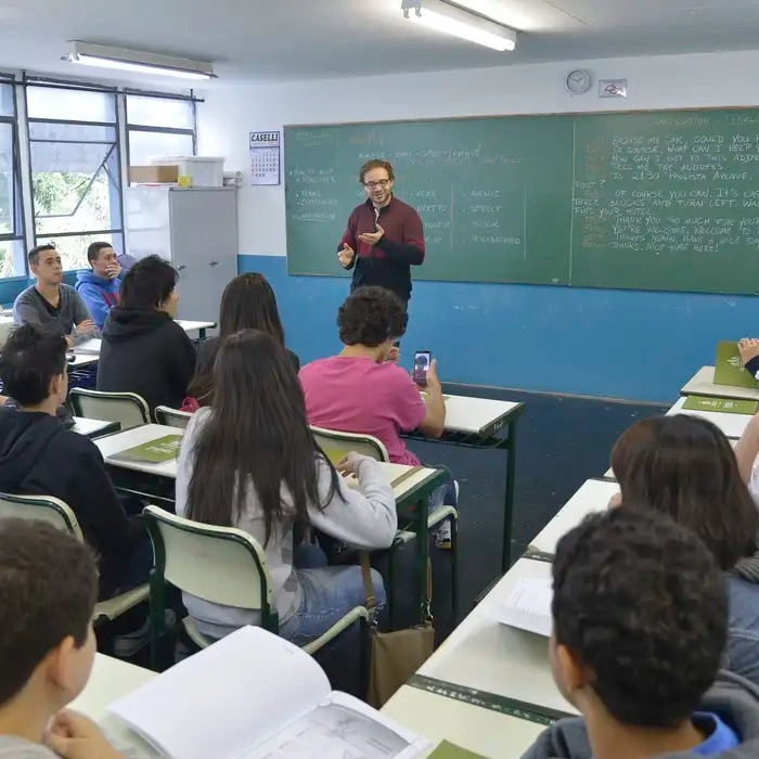 Lula assina MP que reajusta piso nacional dos professores em 5,4%