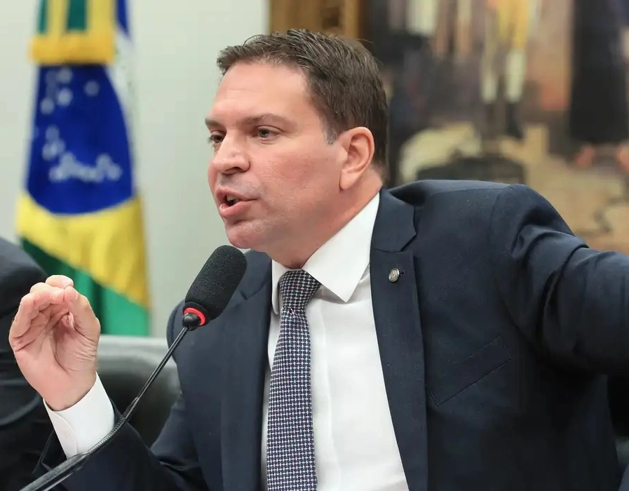 Pedido de extradição de Alexandre Ramagem aos EUA tramitou sob sigilo no STF