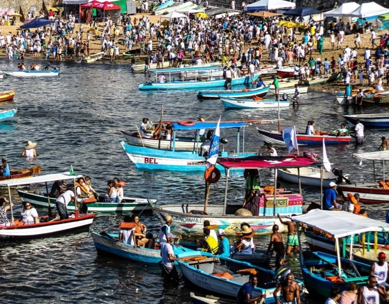 Festa de Iemanjá reúne fiéis no Rio Vermelho nesta segunda-feira (2)