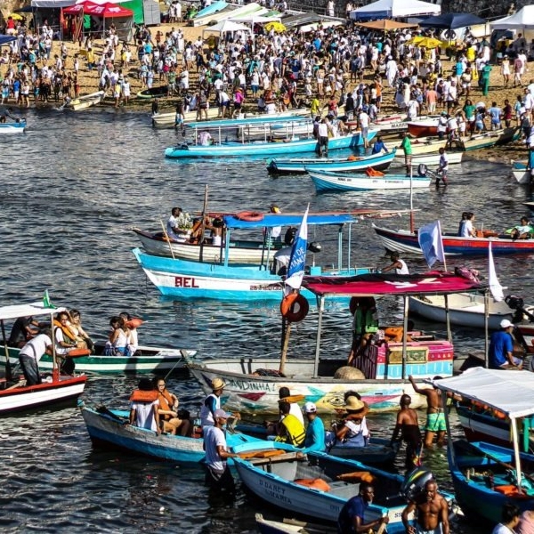 Festa de Iemanjá reúne fiéis no Rio Vermelho nesta segunda-feira (2)