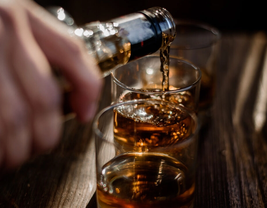 Notas do Poder - o Whisky indigesto; a 'rachadinha' prestes a explodir e mais