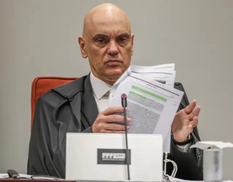 Moraes dá 48 horas para PGR opinar sobre explicações de Bolsonaro