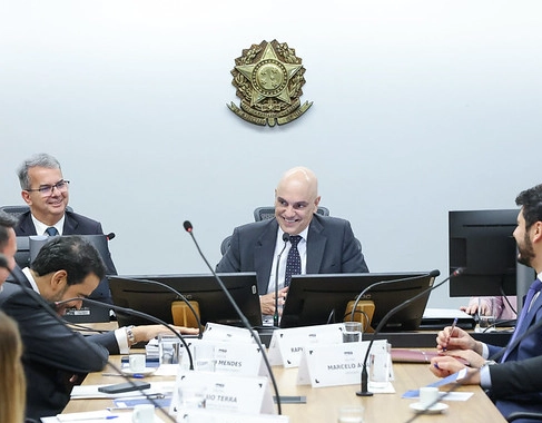Alexandre de Moraes resolve impasse e mantém decreto presidencial sobre o IOF