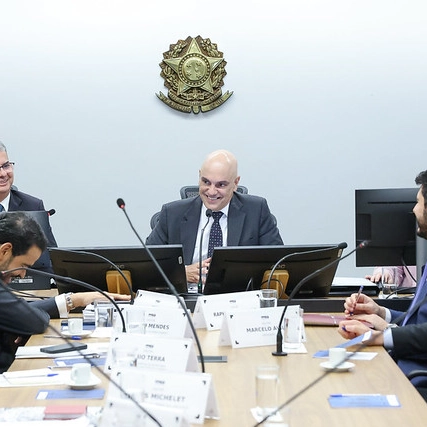 Alexandre de Moraes resolve impasse e mantém decreto presidencial sobre o IOF
