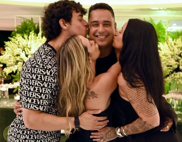 Xanddy Harmonia celebra aniversário com festa surpresa