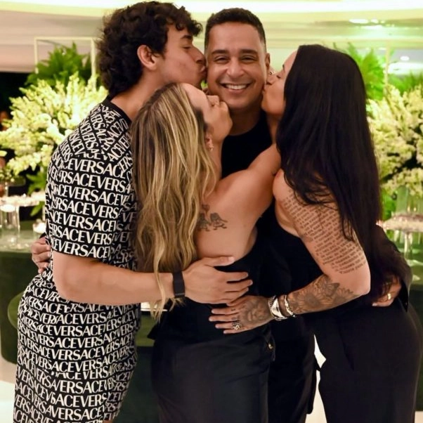 Xanddy Harmonia celebra aniversário com festa surpresa